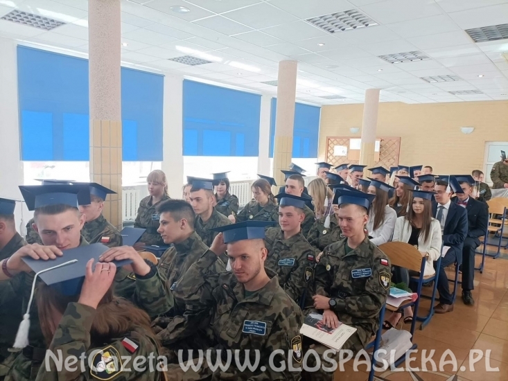 Szczęśliwej drogi już czas….. Pożegnanie absolwentów w ZSEiT