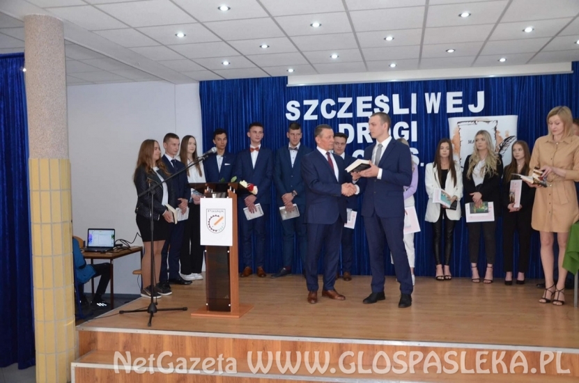 Szczęśliwej drogi już czas….. Pożegnanie absolwentów w ZSEiT