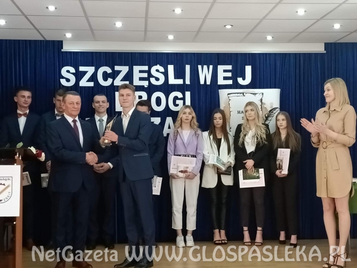 Szczęśliwej drogi już czas….. Pożegnanie absolwentów w ZSEiT