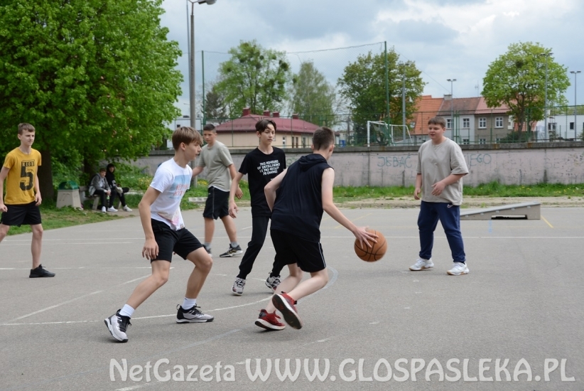 Basen wygrywa turniej koszykówki