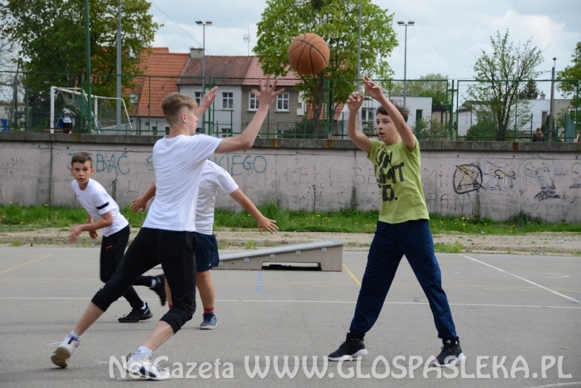 Basen wygrywa turniej koszykówki