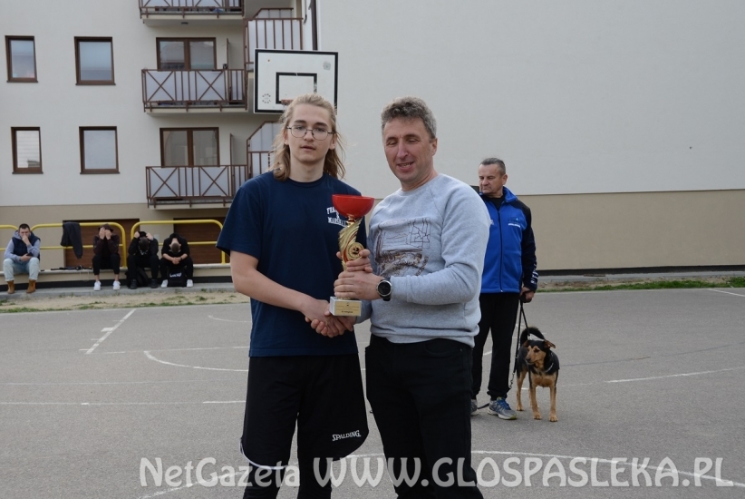 Basen wygrywa turniej koszykówki