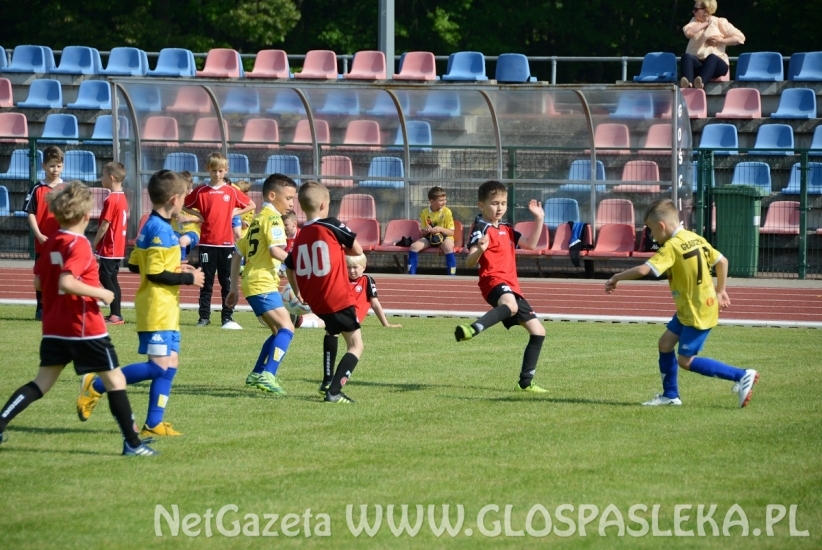Grali młodzi piłkarze