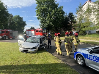 Ford uderzył w drzewo