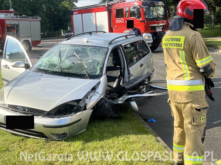 Ford uderzył w drzewo