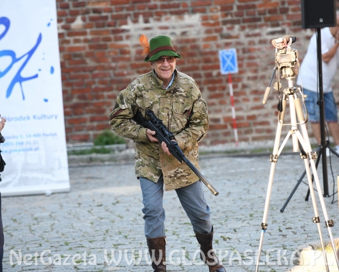 Karol na scenie przy murach