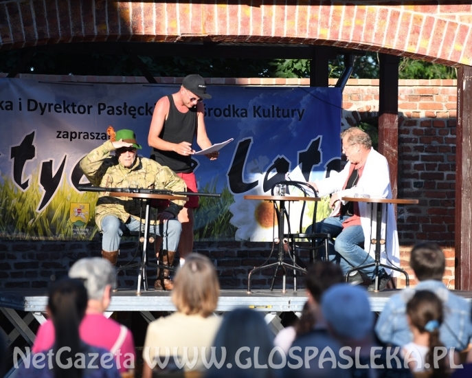 Karol na scenie przy murach