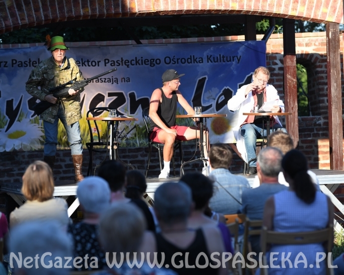 Karol na scenie przy murach