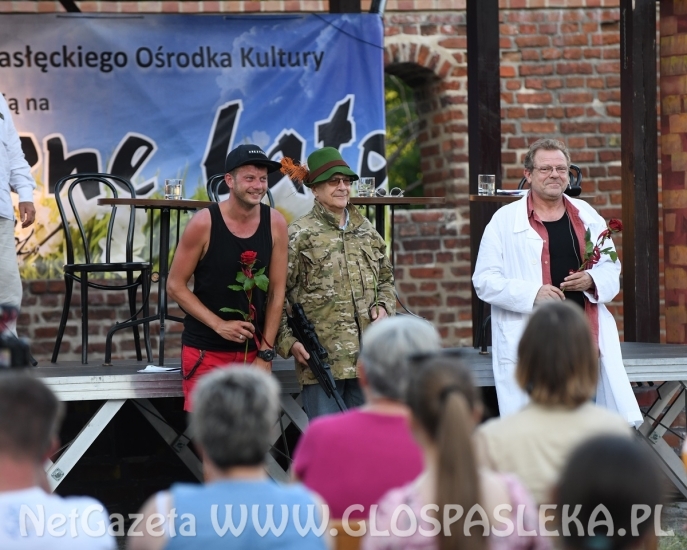 Karol na scenie przy murach