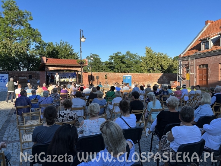 Karol na scenie przy murach