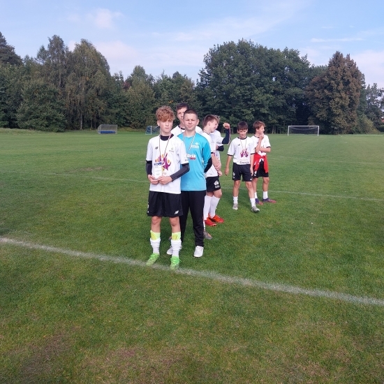 Grali młodzi piłkarze